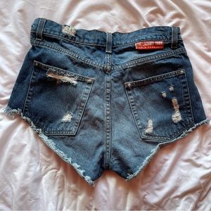 The Laundry Room California Distressed Denim Shorts - size 27🍒